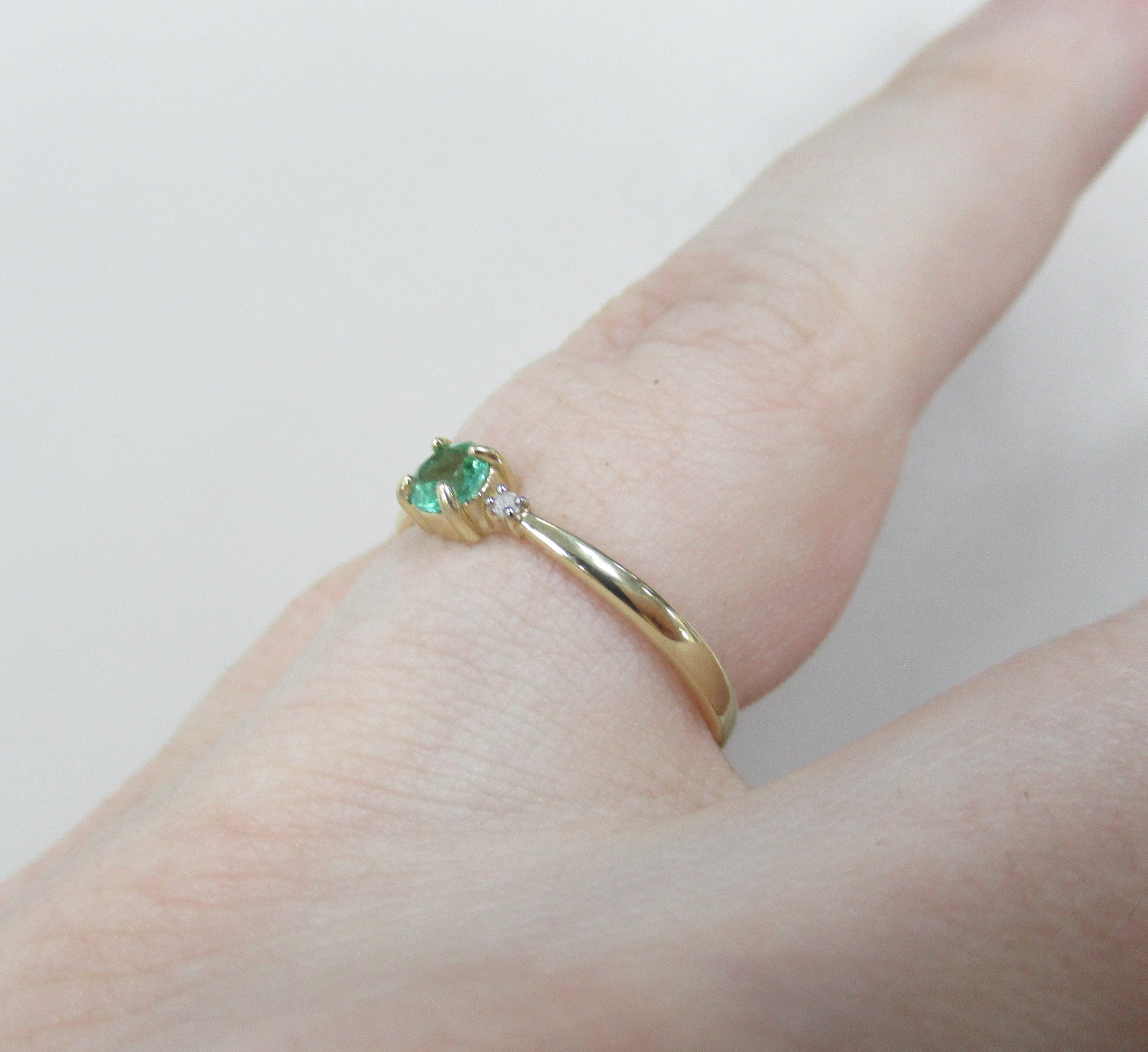 Кольцо из желтого золота с изумрудом